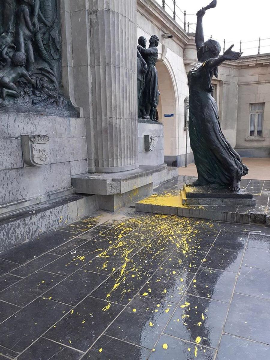 De politie pakte een persoon op die verdacht wordt van het bekladden van Leopold II-monument. (GF)