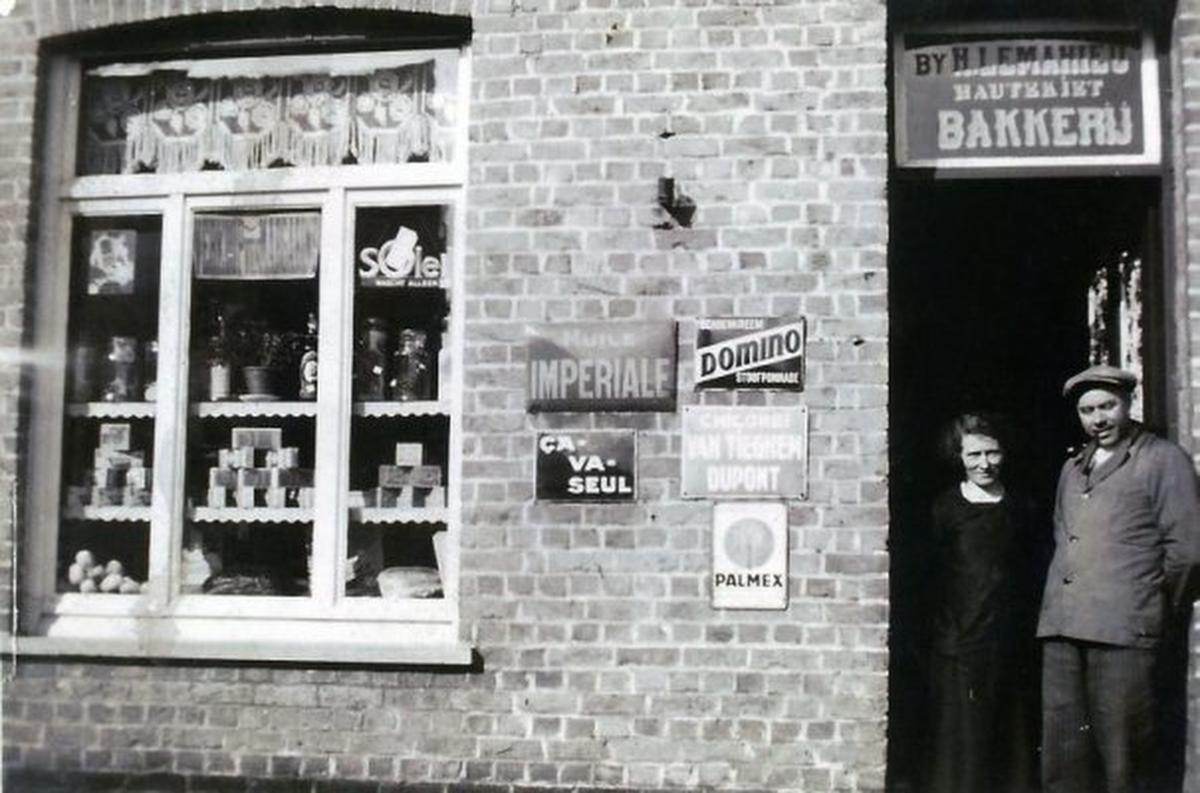 Een foto uit de oude doos, stichter Henri Lemahieu poseert samen met zijn vrouw Leonie Hautekiet in de deuropening van hun winkel. (foto Westhoek Verbeeldt)