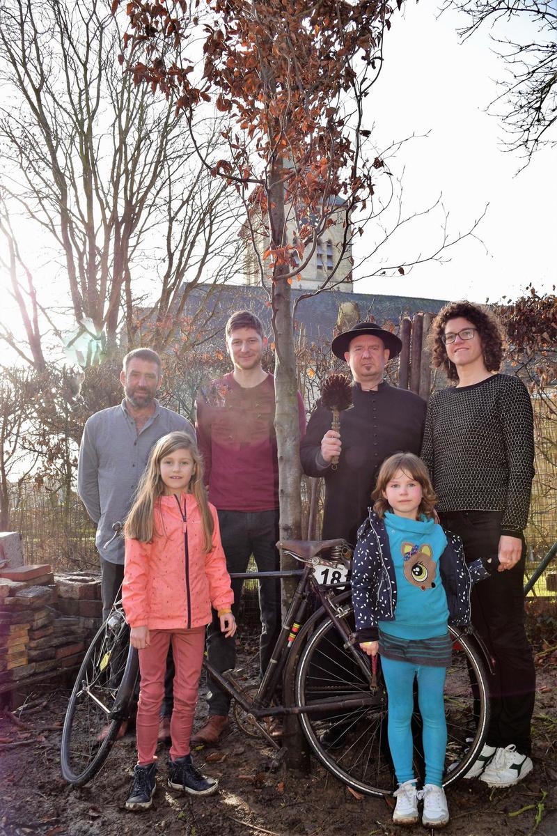 Jonge beuk Antoine werd geplant en ingezegend door puttenmaker Geert Verdonck ,'pastoor' Pascal Vandelannoote, Jan en Lot , Martha en Otte en gestut met de fiets van 'Tointje' Hennebel zaliger.