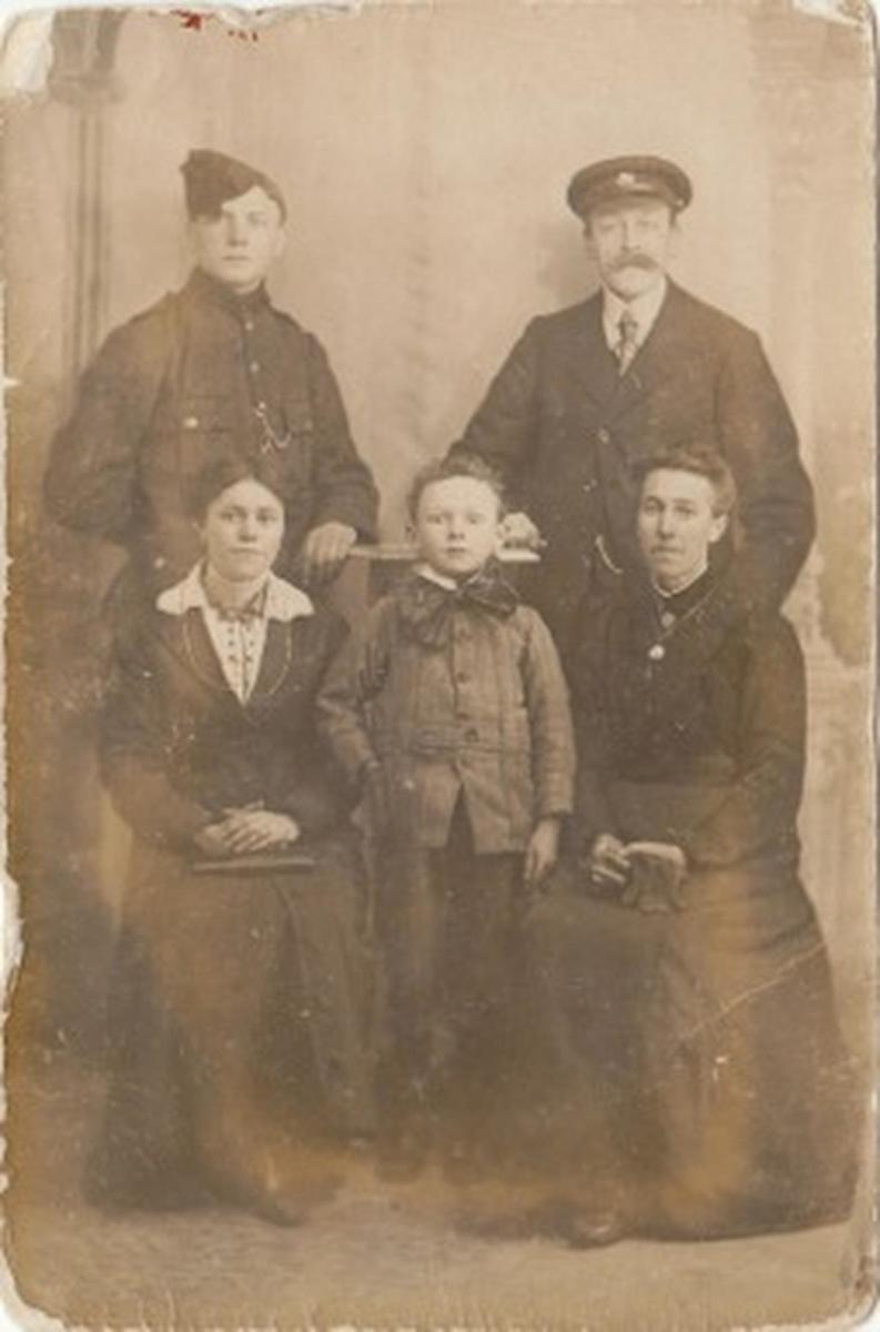 In het boek vinden we een foto uit 1916 van het gezin Quaghebeur-Depoorter met zittend v.l.n.r. Rachel (22), Oscar (8) en moeder Eugenie (44) en rechtstaand Maurice (19) en vader Cyrille (7).