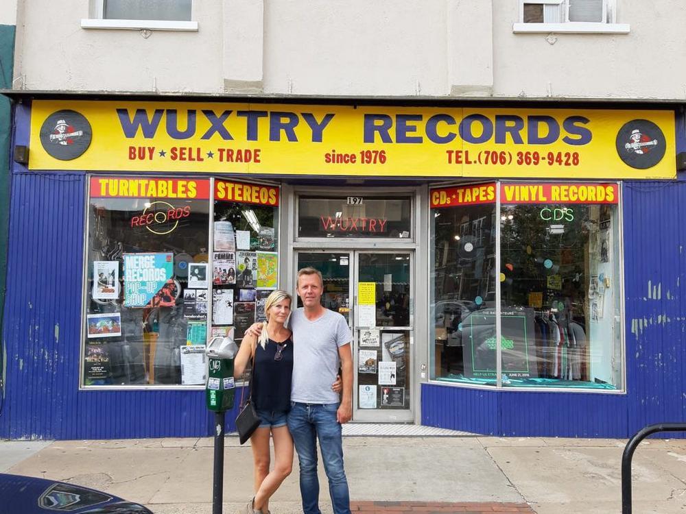 Mike en zijn vriendin Kristin voor Wuxtry Records, waar Michael Stipe en Peter Buck van R.E.M. elkaar ontmoet hebben.