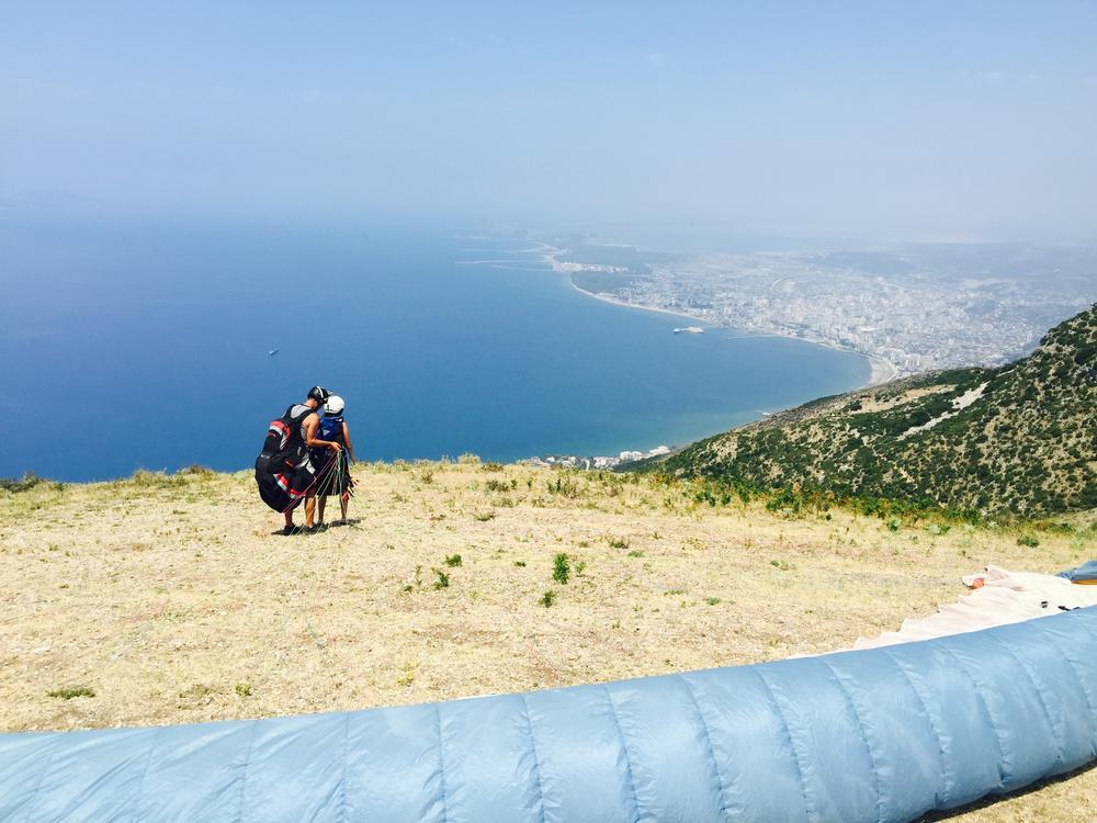 Paragliden bij Vlora. Hier maakt Koen zich klaar voor een tandemsprong.