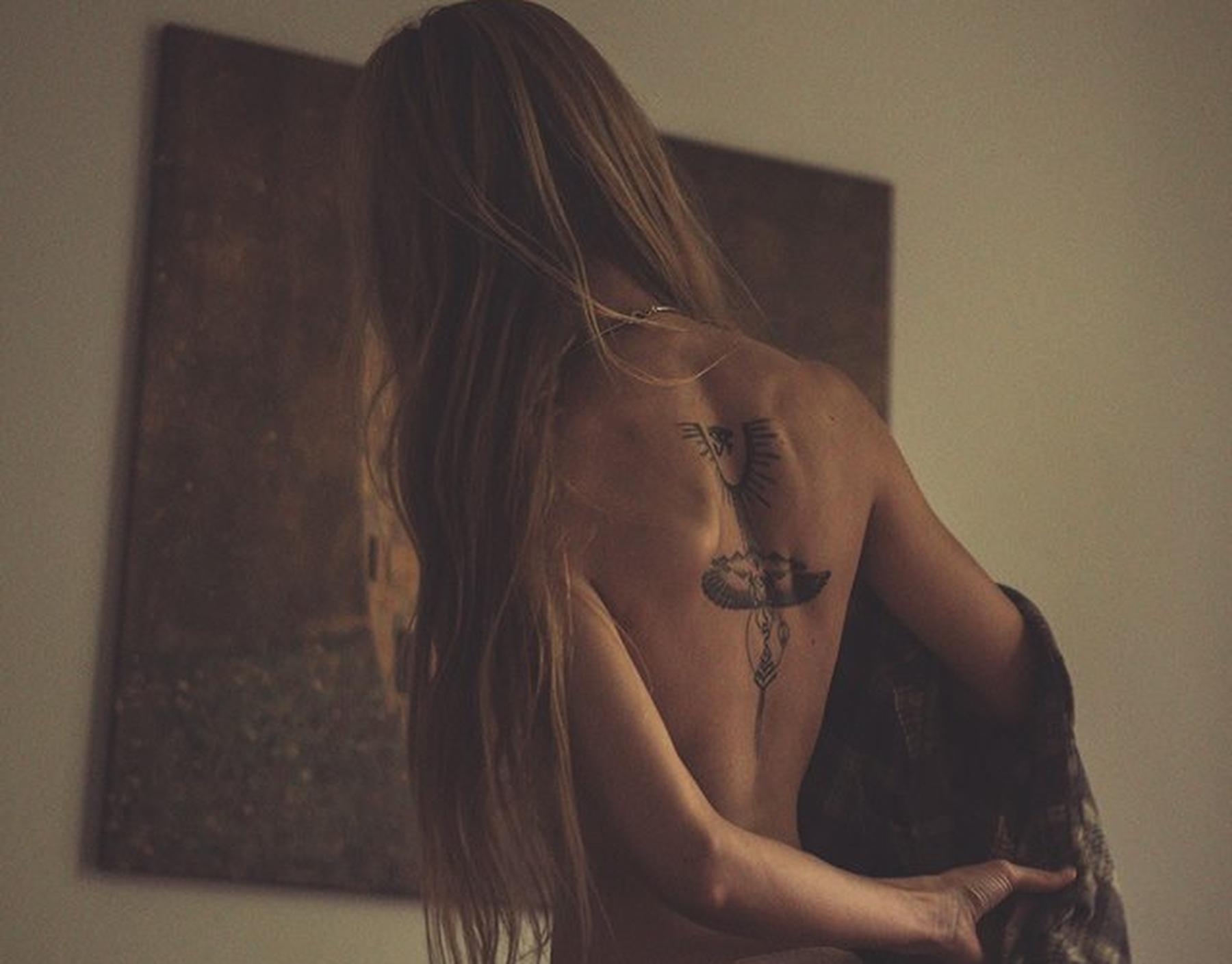 De bijzondere tattoo op de rug van Eline komt in de clip duidelijk in beeld.