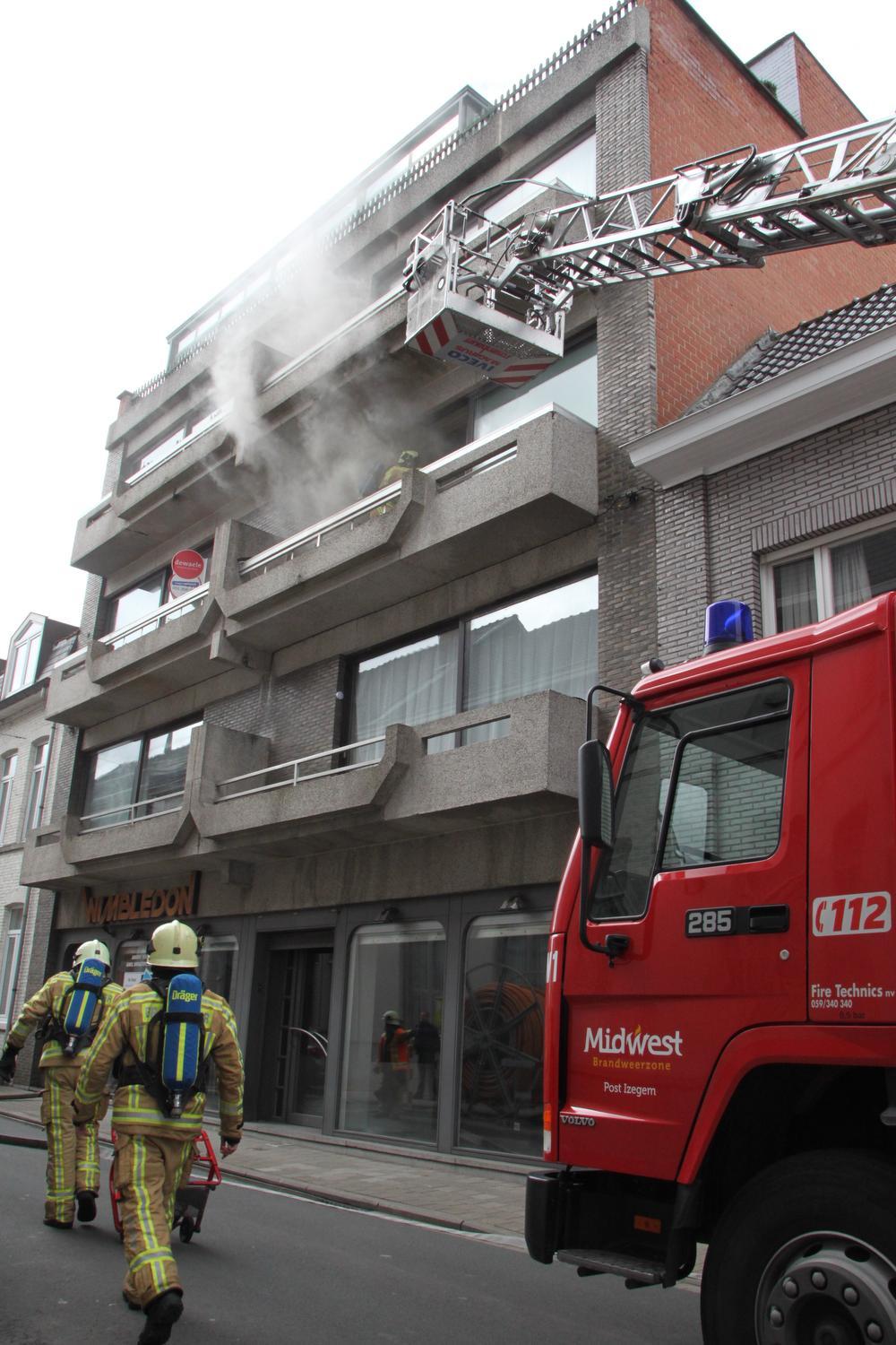 Buren halen vrouw uit brandend appartement in centrum Izegem