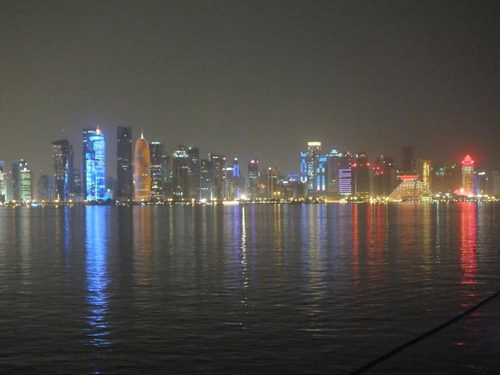 De skyline van Doha, met de wolkenkrabbers met 'psychedelische lichtjes'.