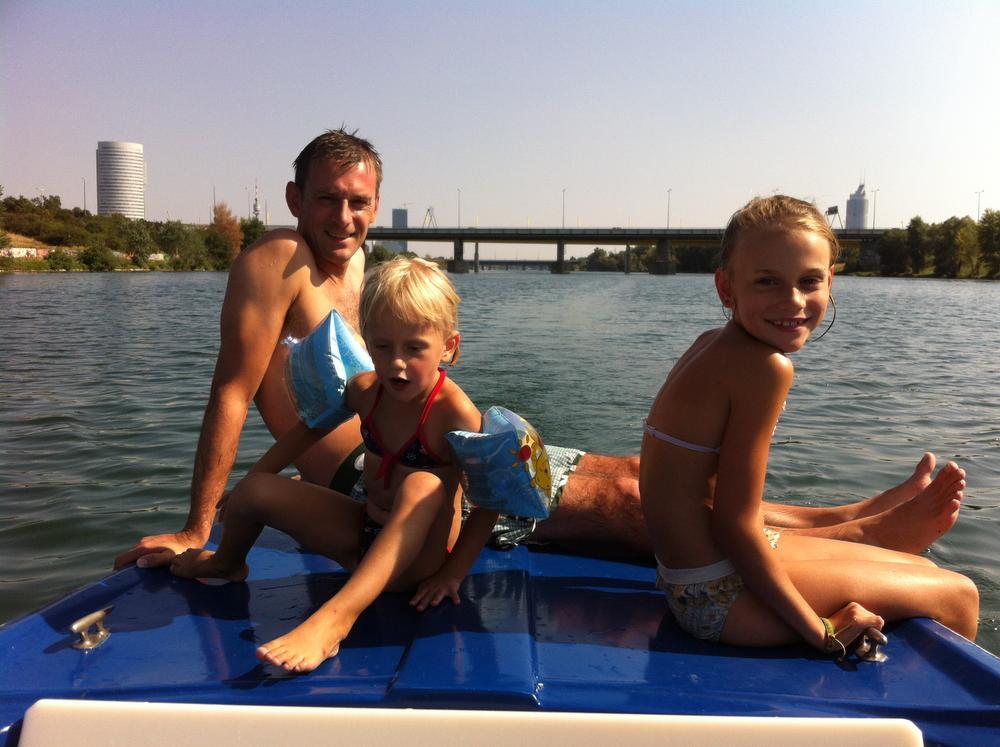In een bootje met het gezin op het Donau Kanal.