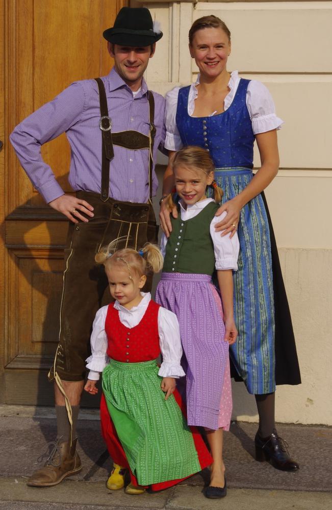 Het Vlaamse gezinnetje in de typische lokale outfit.