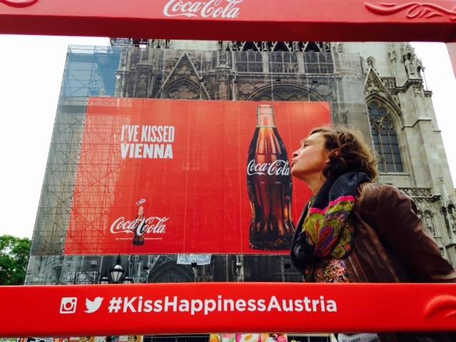 Veerle met een 'cola-kiss' aan de Votiv Kirche in Wenen.