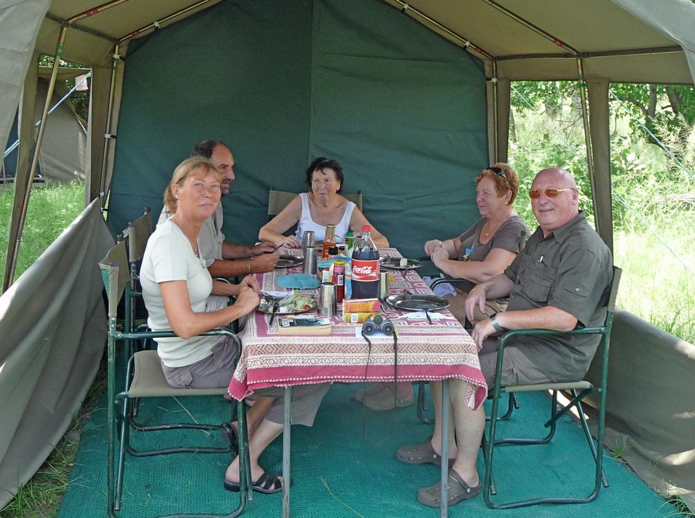 Eddy Everaerdt (links achteraan) met naast zich zijn echtgenote, zijn moeder in het midden en rechts een neef met echtgenote bij een bezoek vorig jaar.