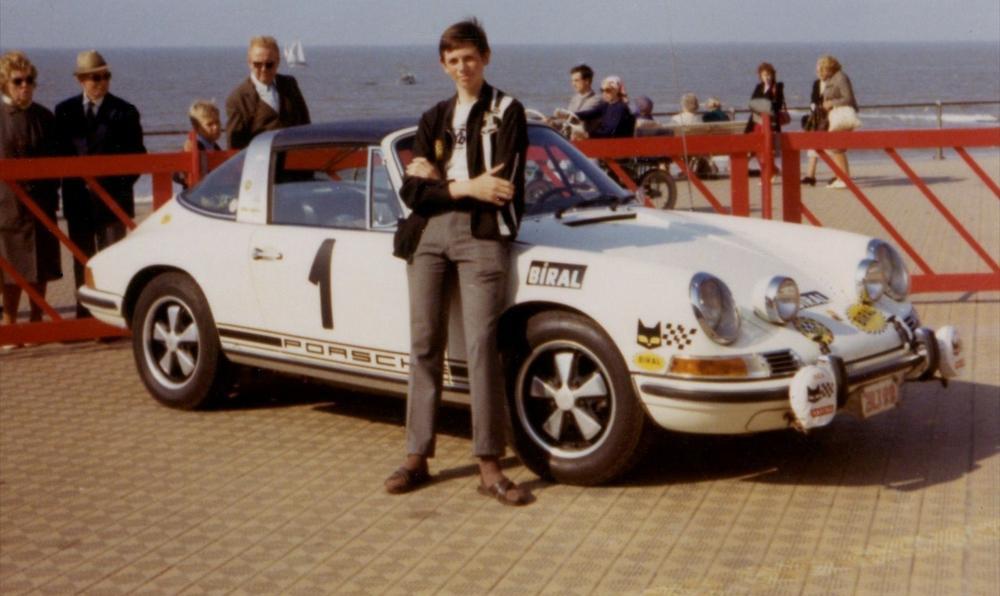 Een jonge Wilfried Geerts in 1971 op de dijk van Oostende bij een Porsche.