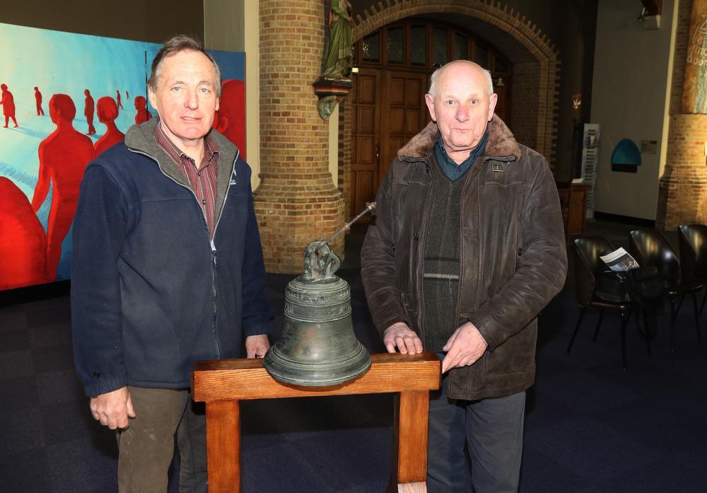 Jef Leeuwerck en Bernard Deforche met de teruggebrachte klok in Westouter.