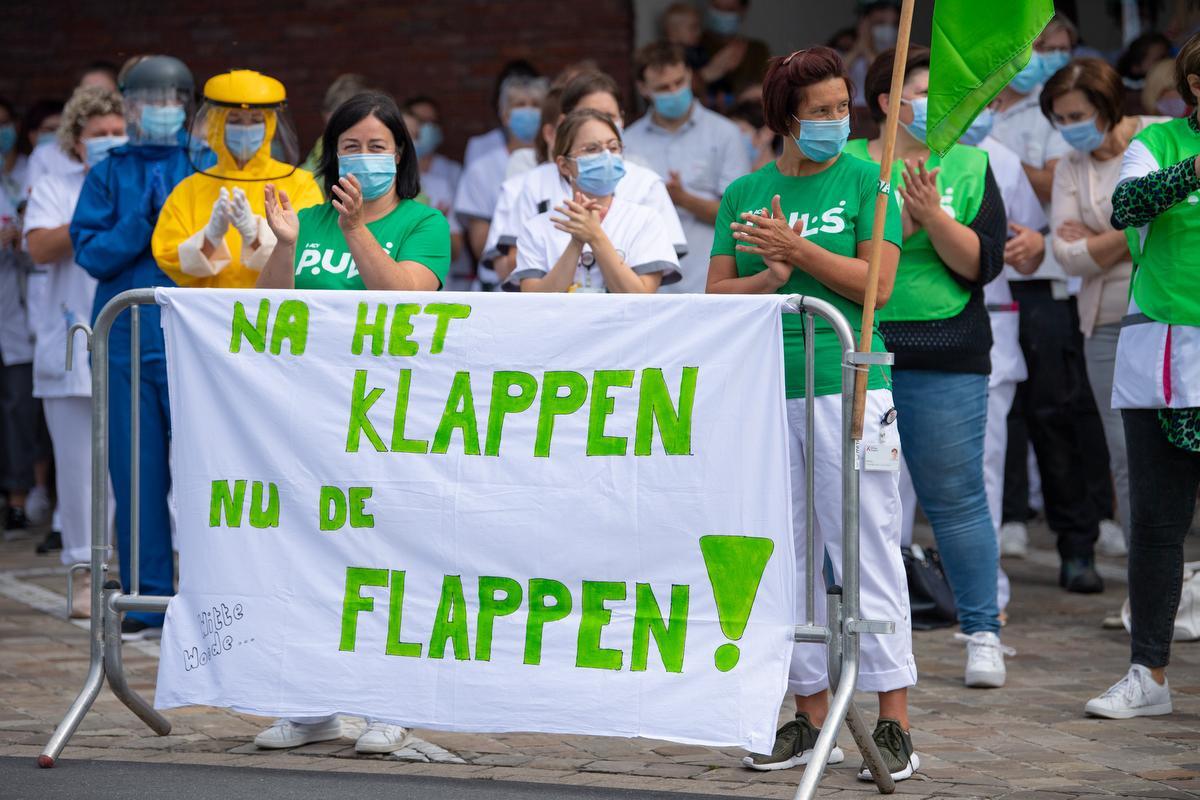 Medewerkers Sint-Jozefskliniek houden stil protest met een niet mis te verstane boodschap. (Foto FM)