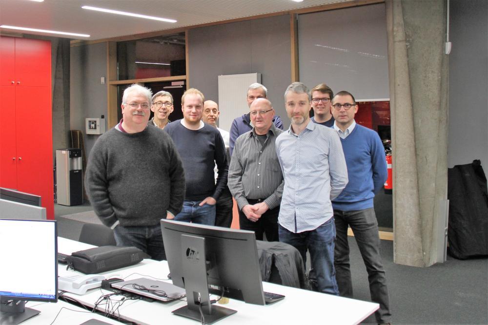 Het team van Radio 2 met Nico Blontrock, Bart Segers, Georges Vriesacker, Ronny Verduyn, Herbert Verhaeghe (half verscholen), Tony Vandehende, Wim Ermens, Jens Lemant en Geert Van Acker.