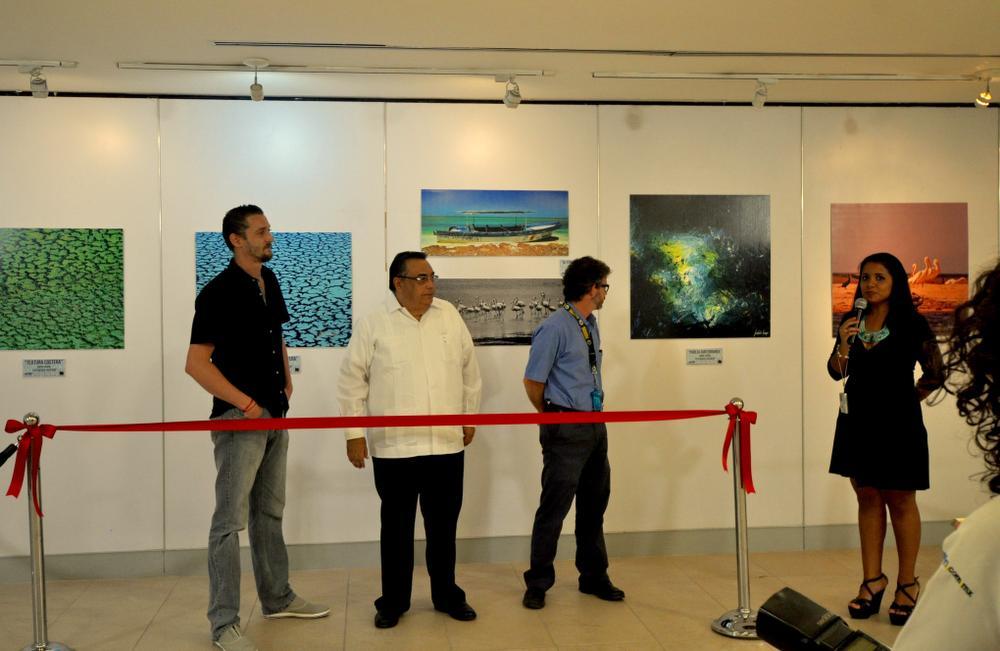 Bij de officiële opening van de tentoonstelling.