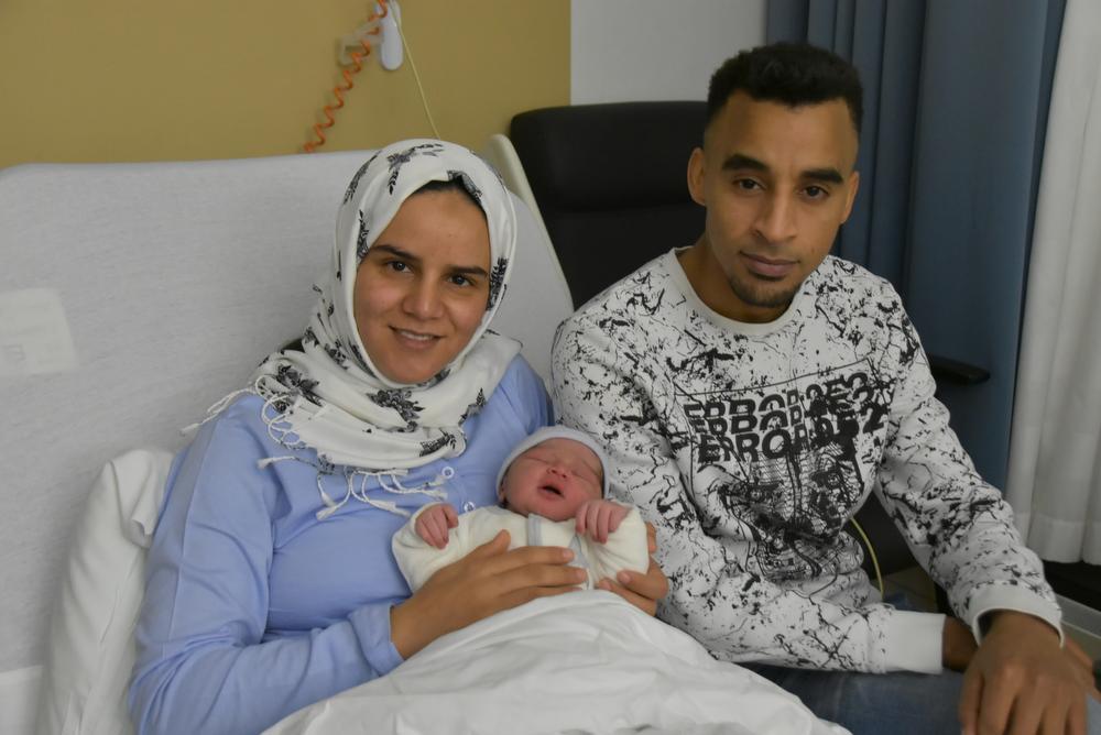 Ismael Aitbazine en Fatima Khabbach met de kleine Adam op schoot.