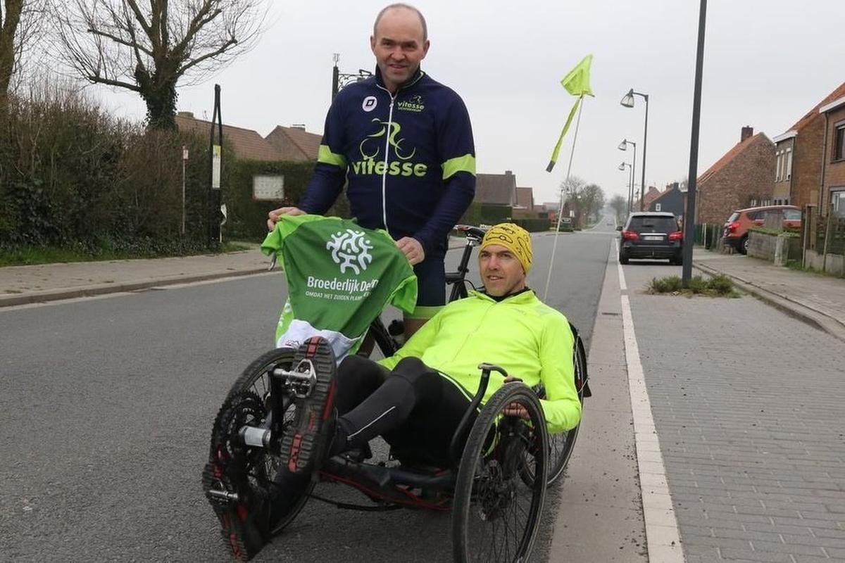 Erik Dely en zijn broer, tijdens zijn fietstocht van 400 kilometer voor het goede doel.
