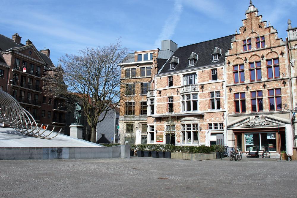 Kortrijk vroeger en nu: het Schouwburgplein