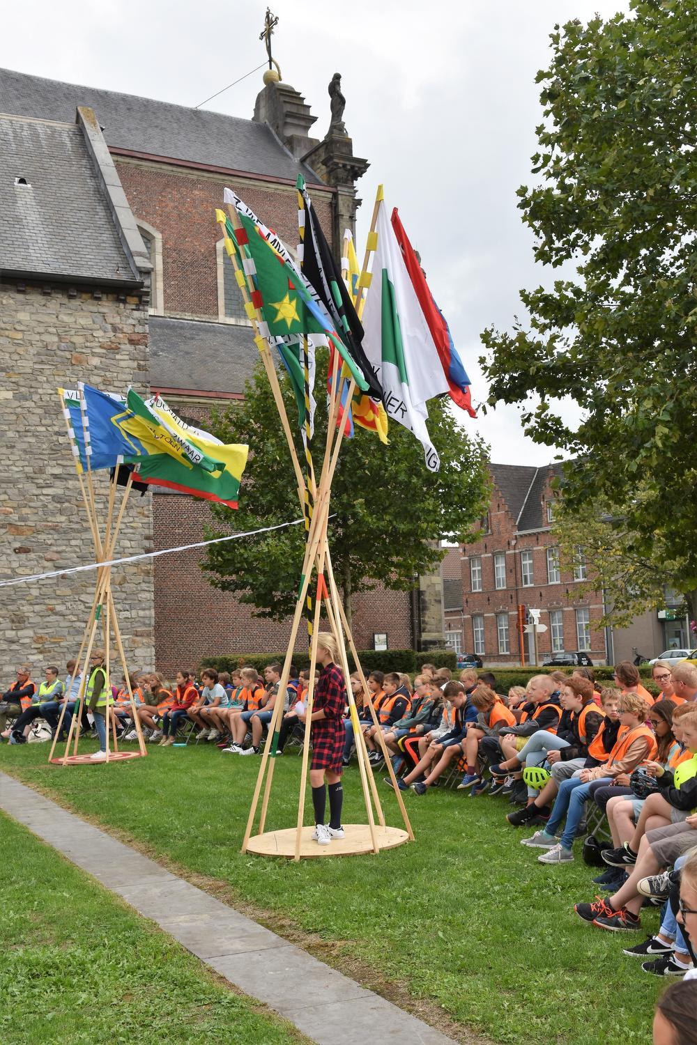 Harelbeekse leerlingen maken Vlaggenveld als eerbetoon aan WO I-slachtoffers