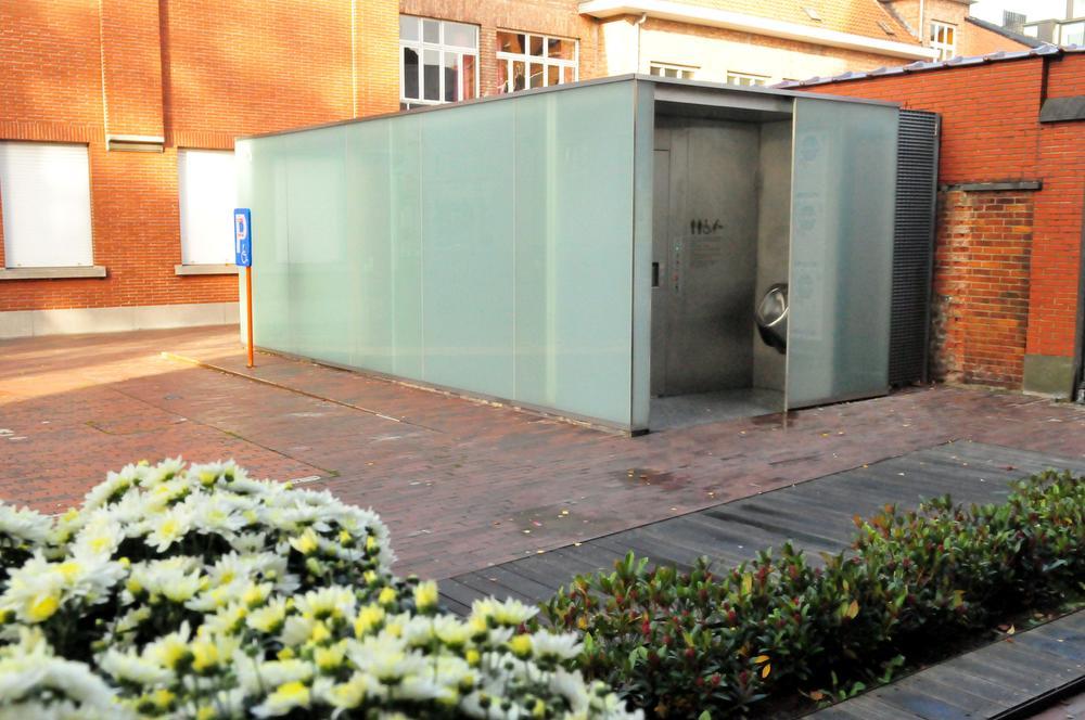 Het openbaar toilet aan de St.-Rochuskerk in Kortrijk, meer niet gebruikt dan wel.