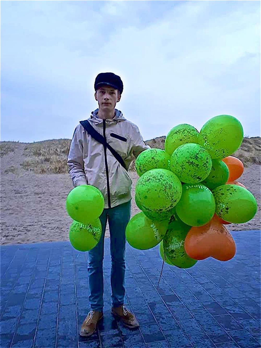 Bedrijf geeft gehoor aan klacht over ballonnenactie en gaat zelf strand opruimen