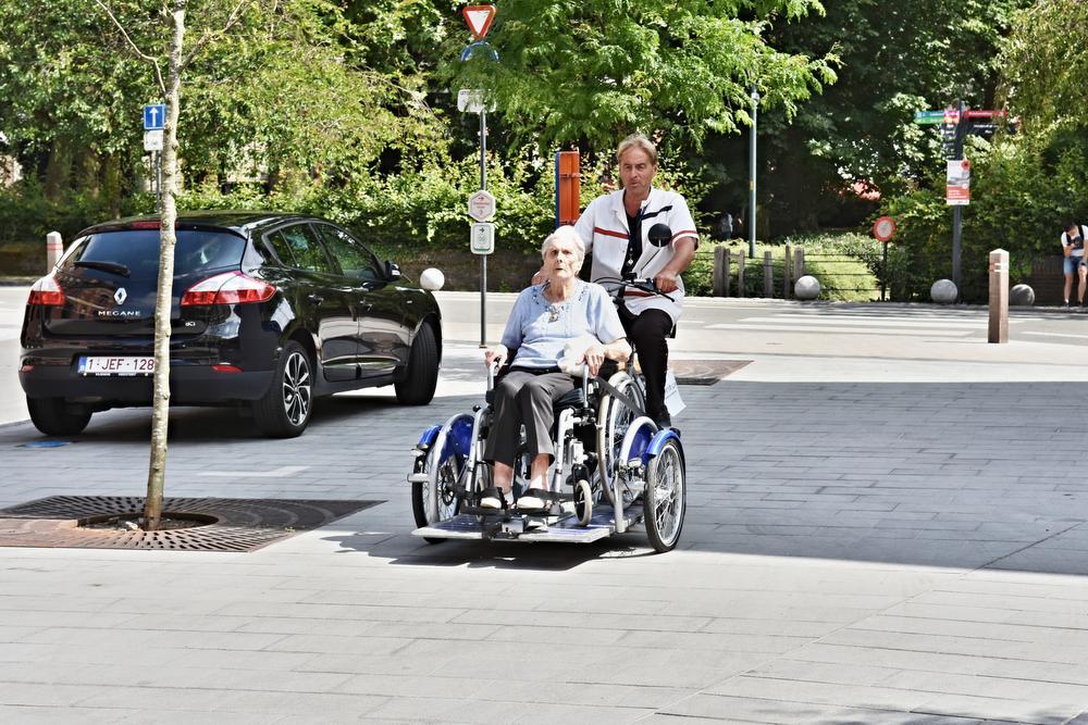 Bewoners Kortrijks woonzorgcentrum krijgen specifieke rolstoelfiets om stad te verkennen 