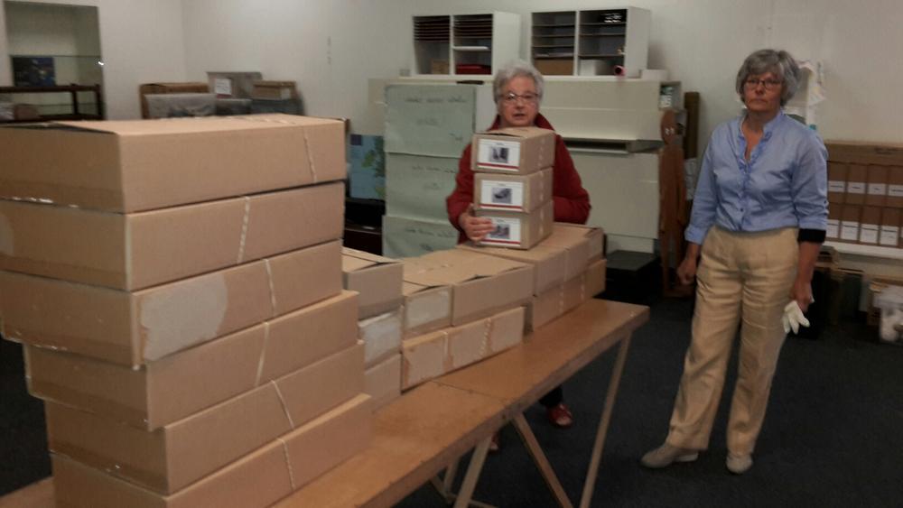30 vrijwilligers verhuizen 3.500 schoendozen uit oud Schoeiselmuseum van Izegem
