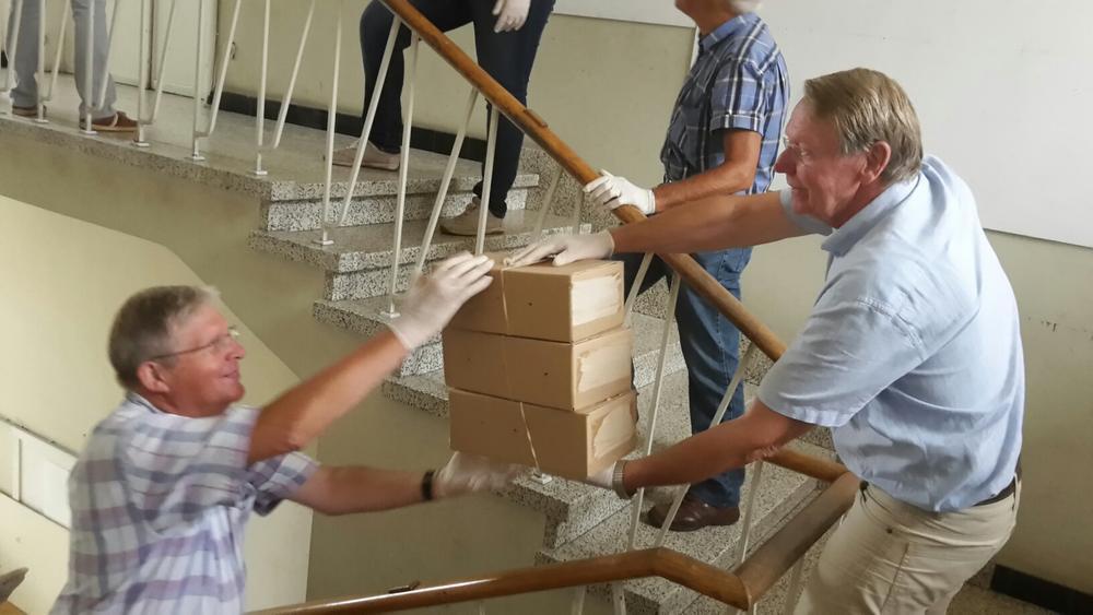 30 vrijwilligers verhuizen 3.500 schoendozen uit oud Schoeiselmuseum van Izegem