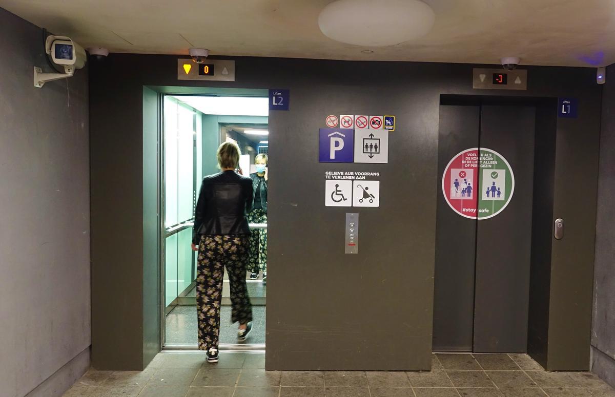 Aan de liften in K in Kortrijk hangen duidelijke stickers.