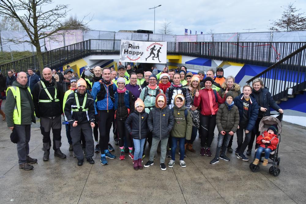 De lopers en stappers van Team Joost met hun supporters en ondersteuners na aankomst op De Warmste Week.