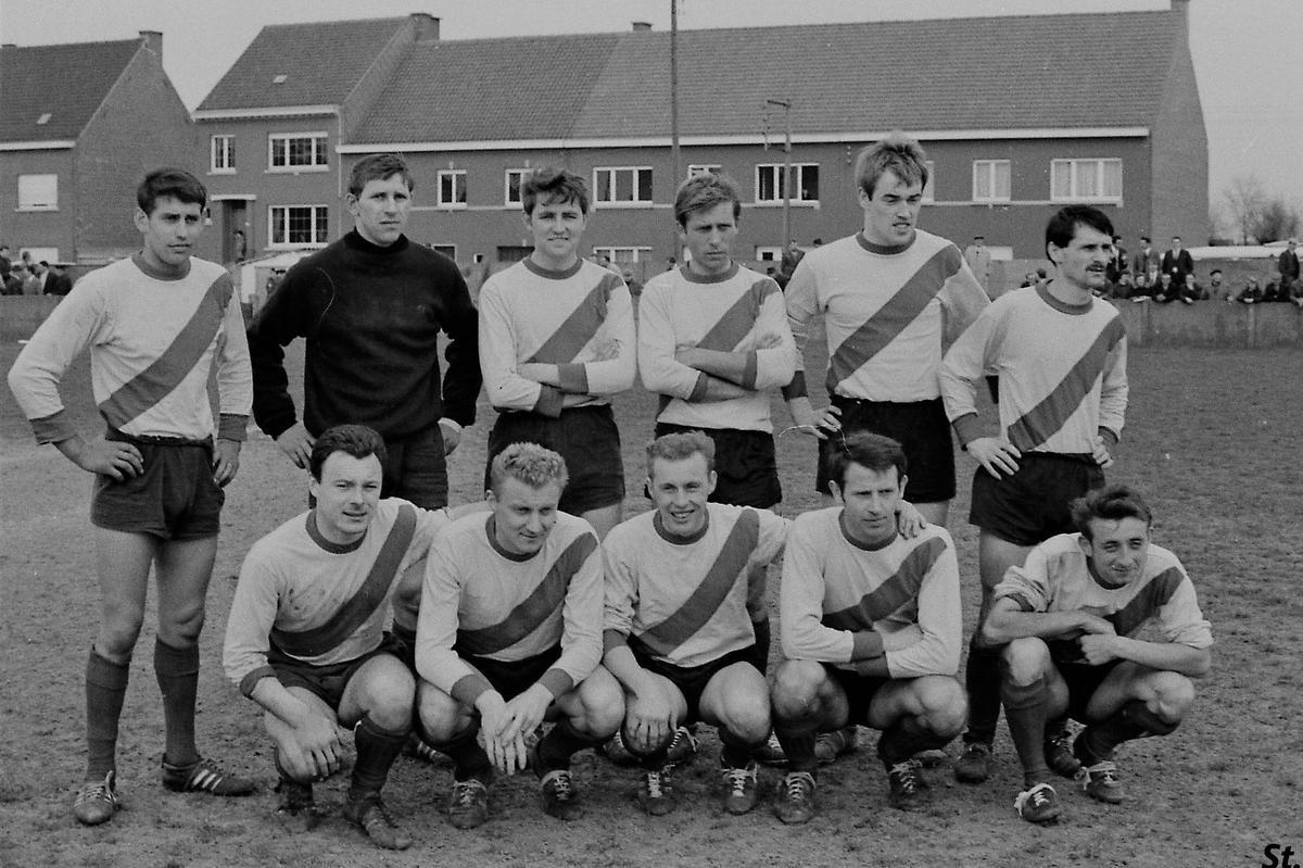 Een ploegfoto van Eendracht Wervik in 1969. Doelman Rosé Schotte staat naast André Billiau, Vital Bonte en Johnny Devos.
