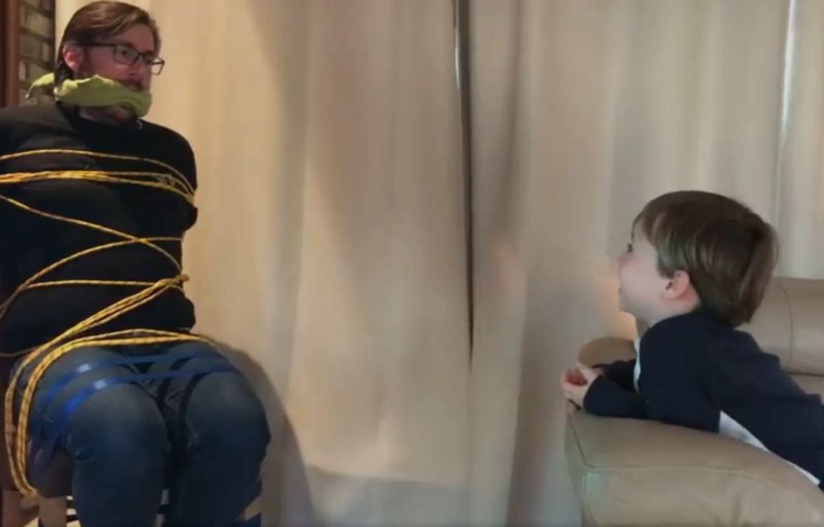 Jan-Bart met zoontje Wout in een van z'n lockdownfilmpjes. (Foto Jan-Bart De Muelenaere)