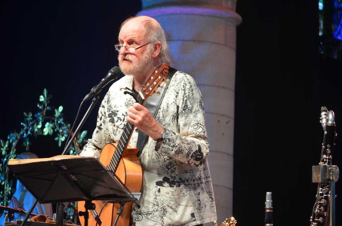 Willem Vermandere in de kerk van Dranouter. (Foto TOGH)