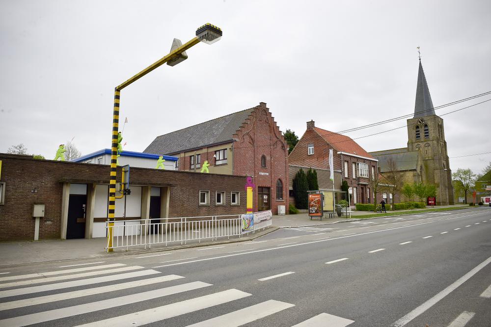 In Beitem (Roeselare) wordt zelfs de leegstaande kerk geïntegreerd in een heel nieuw bouwproject voor de plaatselijke lagere school.