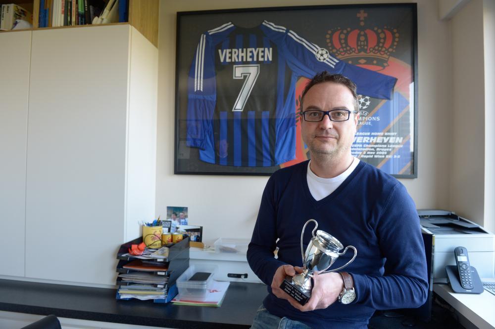 Christof Willem koestert zijn souvenirs van Club. Zo heeft hij een authentiek truitje van Gert Verheyen in zijn bureau hangen en kon hij een kleine Beker van België-trofee op de kop tikken. 