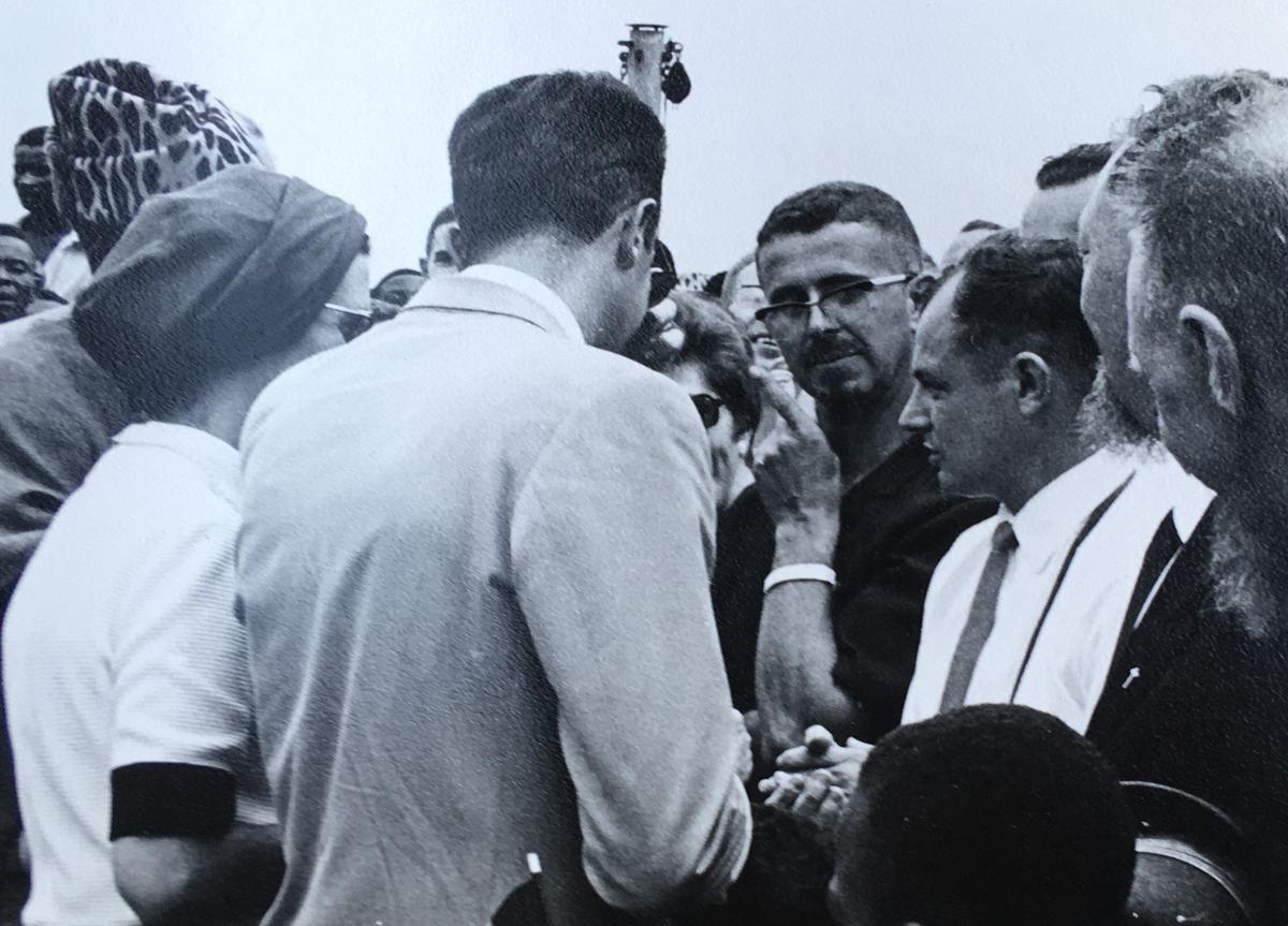 Eind juni 1970 in Lisala: op de voorgrond koning Boudewijn en koningin Fabiola met achter hen een glimp van de bekende tijgermuts van Mobutu; Daniël Hostens staat rechts met wit hemd en das, naast hem met bril pater Urbain De Mey uit Zomergem. (gf)