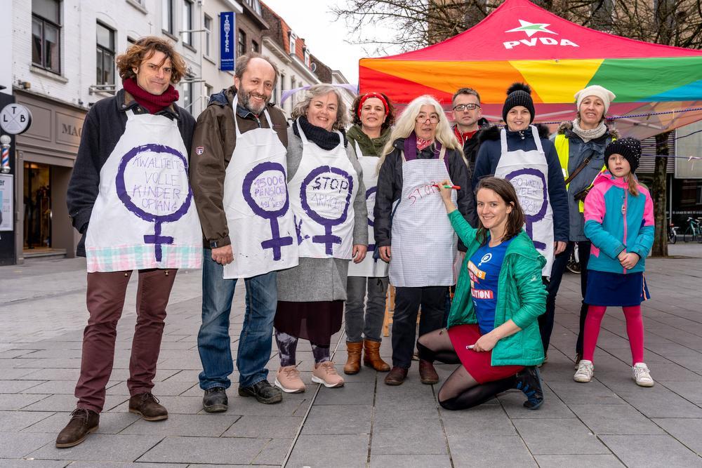 Vrouwbeweging Marianne (PVDA) voert actie op Vrouwendag in Kortrijk
