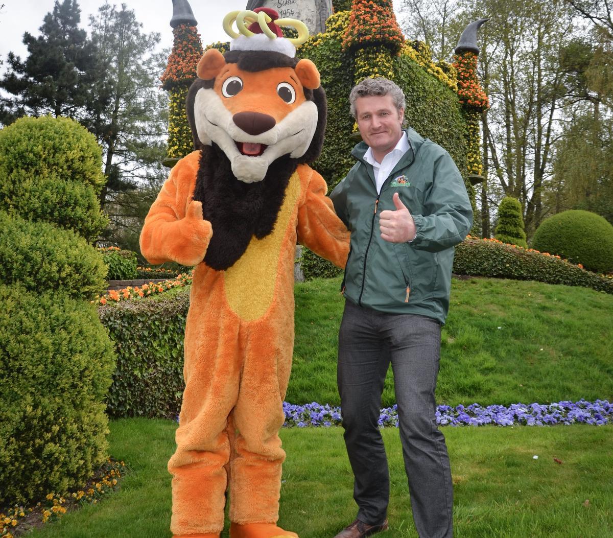 Directeur Stefaan Lemey met Koning Leeuw van Bellewaerde.