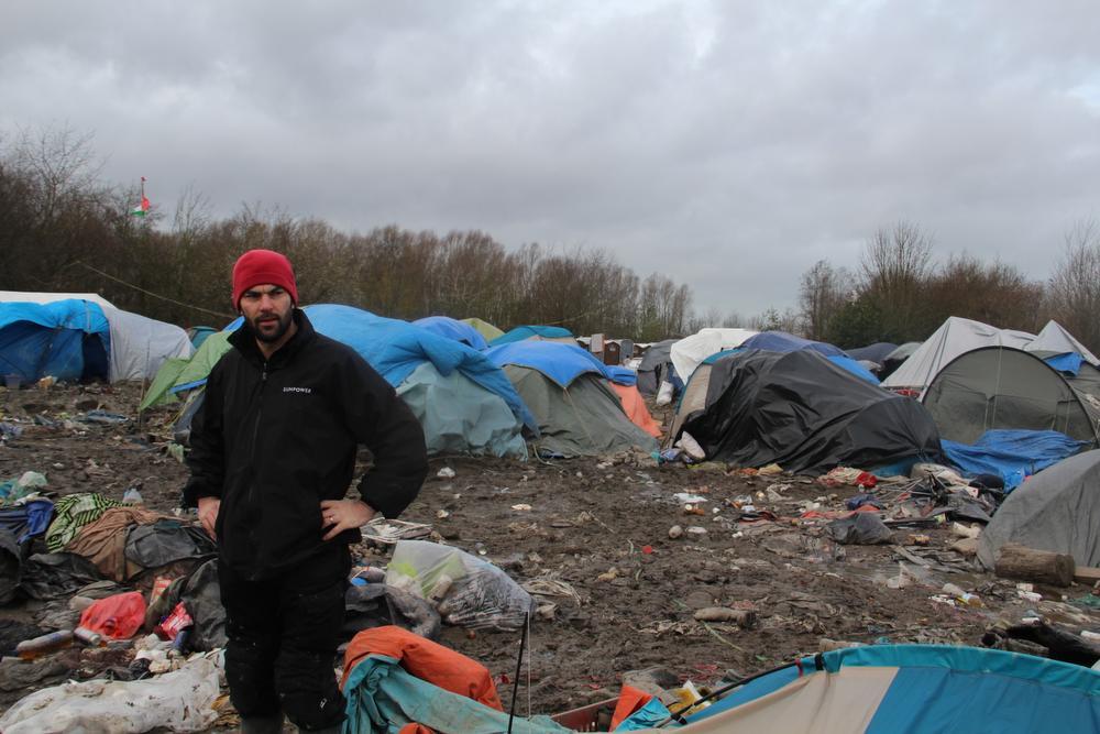 David Vermeersch in het vluchtelingenkamp van Duinkerke. 
