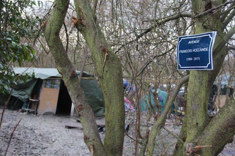 ook Frans president François Hollande wordt er met de vinger gewezen en krijgt de bedenkelijke eer van een eigen straatnaam in het kamp in Duinkerke.