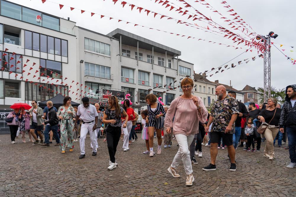 Regen houdt mensen niet weg van Zomercarnaval in Kortrijk: wel minder volk dan vooraf verwacht