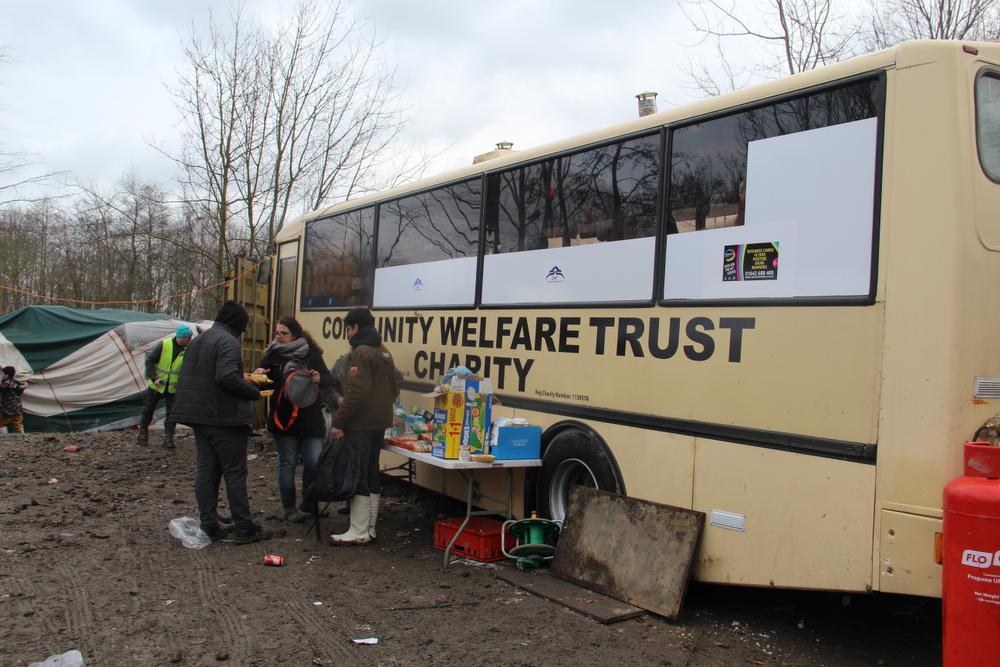 Ook een Britse autobus werd naar het vluchtelingenkamp gebracht en doet voor duizend-en-één zaken dienst.
