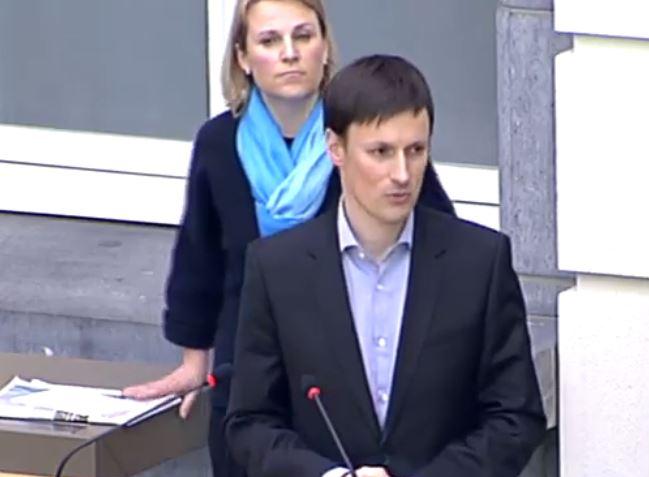 Björn Anseeuw in het Vlaams Parlement, met achter zich Ann Brusseel, die eveneens een vraag stelde over dit onderwerp.