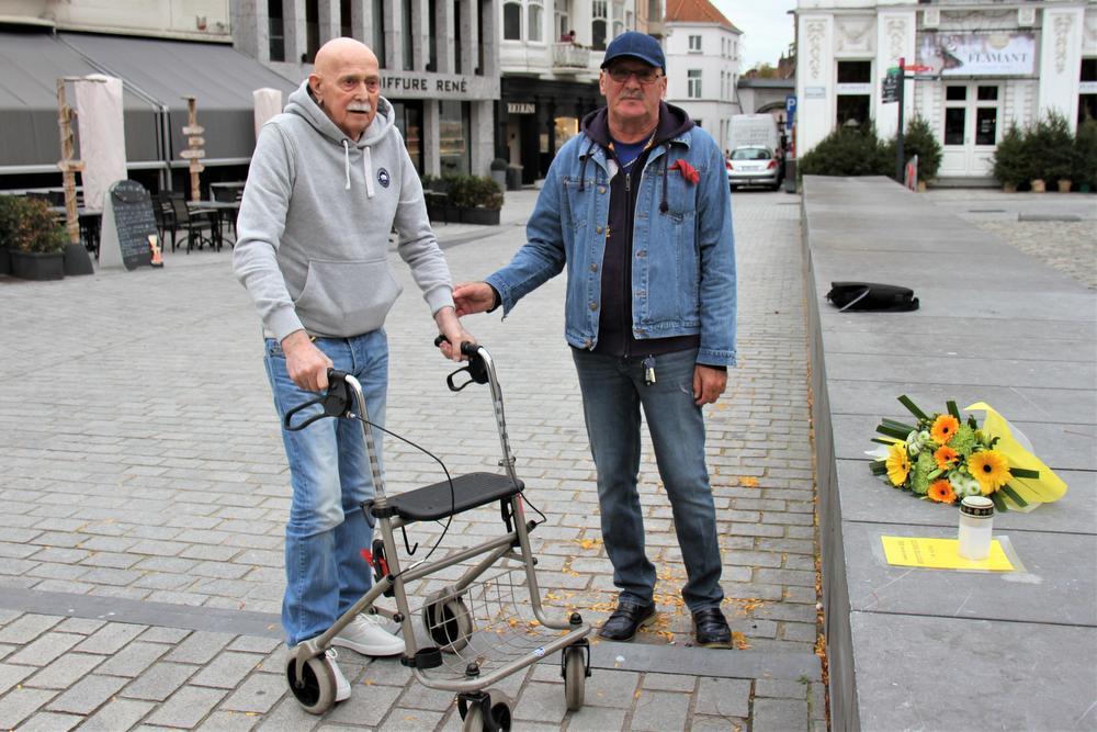 Marc De Smet en Marnix Decock legden dinsdagochtend bloemen neer ter nagedachtenis van Bart Rigole.