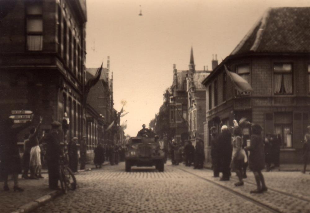 Op 8 september 1944 reden vanuit de richting Sint-Eloois-Winkel geallieerde pantserwagens Izegem binnen.