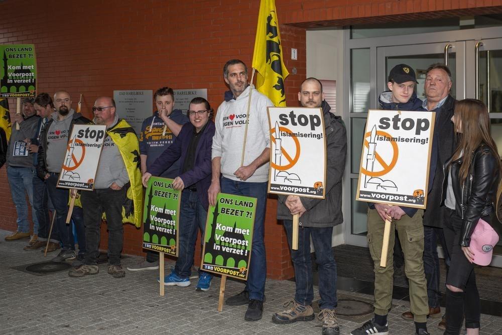 Vlaams Belang en Voorpost protesteren met voetzoekers tegen gebedshuis