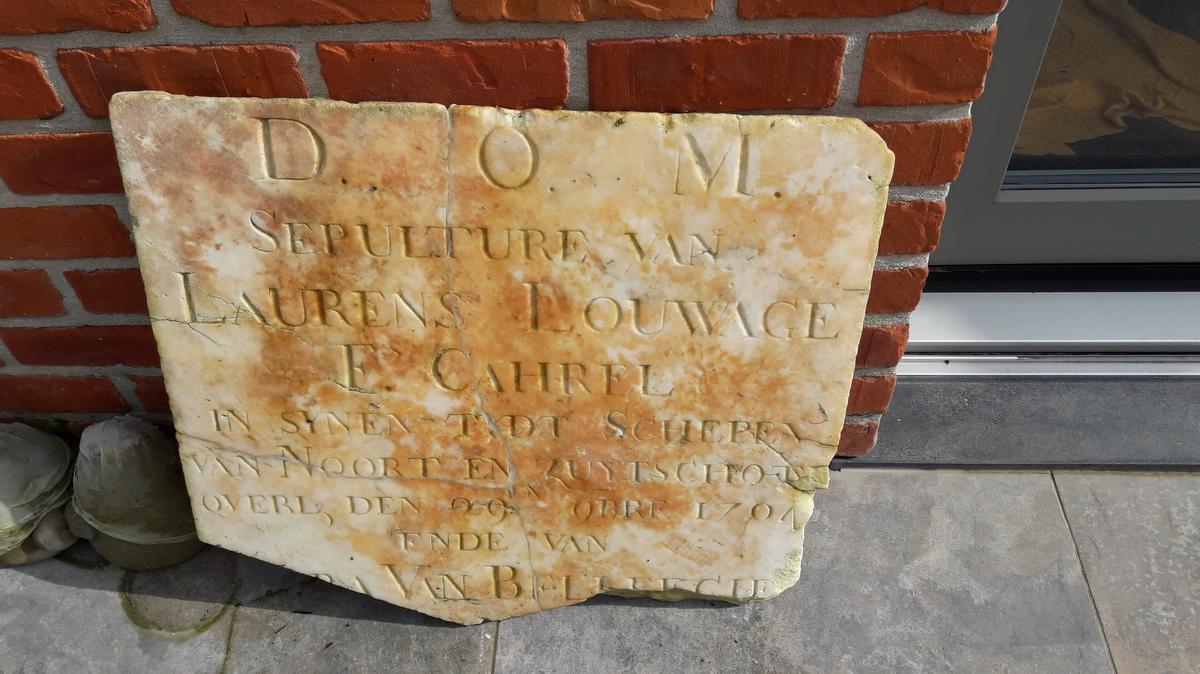 Landbouwer uit Zuidschote vindt 18de-eeuwse grafsteen en schenkt die aan het Yper Museum