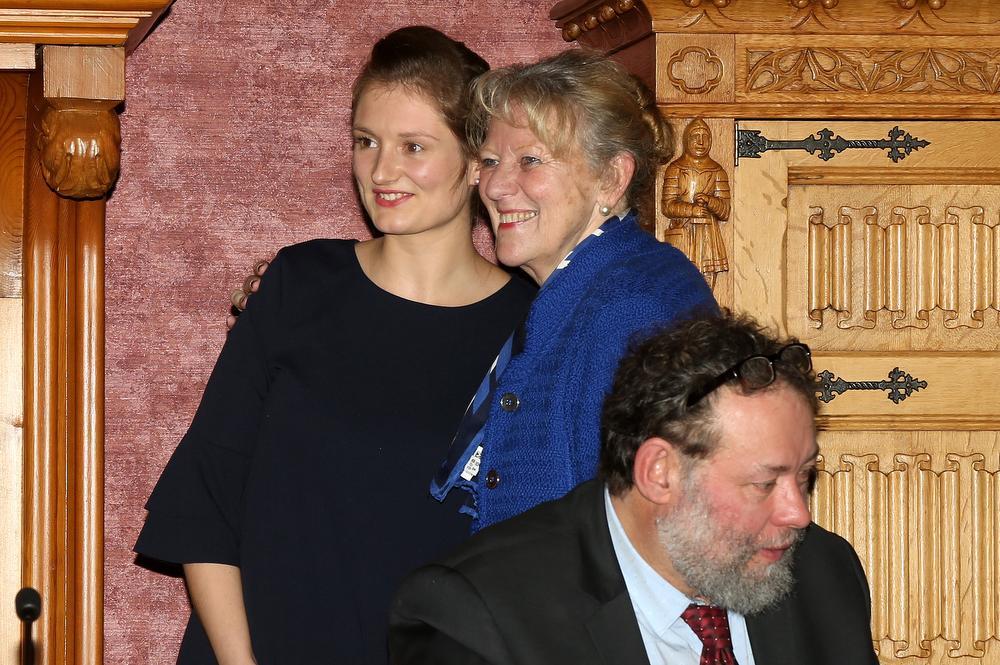 Kersvers burgemeester Alice Leeuwerck krijgt een knuffel van Chantal Bertouille, haar grote mentor. Op de voorgrond Philippe Mouton van Ecolo, voor de gelegenheid keurig in het pak.