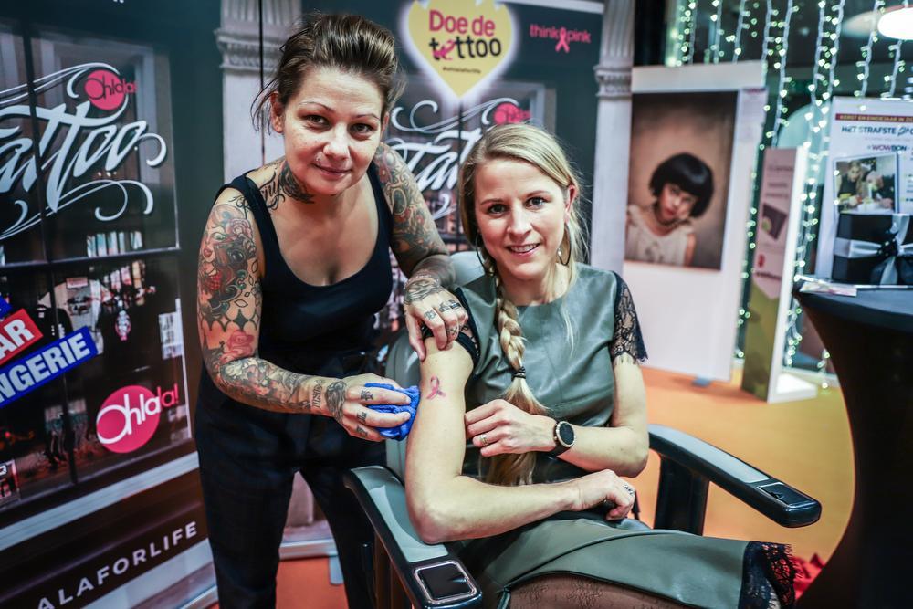 Lot Decock van Ohlala kreeg de eerste tattoo van Cindy Frey.