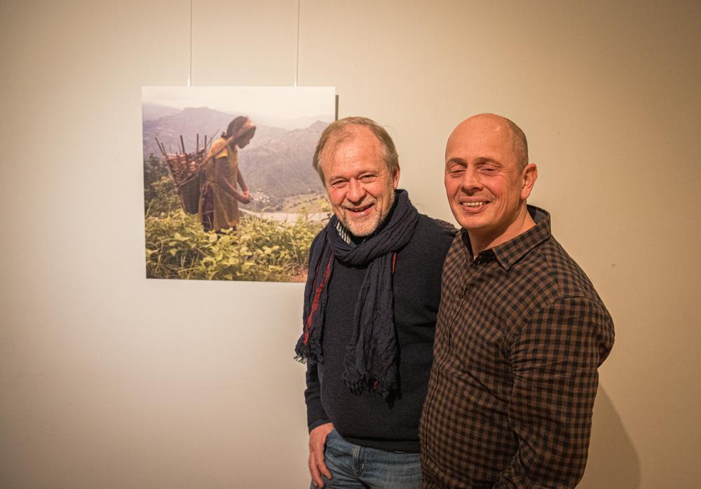 Christophe met Jan Declercq bij het werk 'Real Life in Katmandu'.