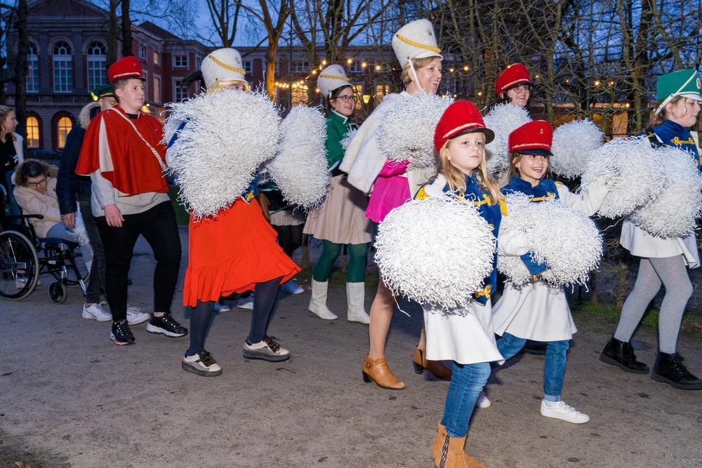 Verrassend optreden van gelegenheidgroep Vivato en het orkest De Letter Geletterden tijdens de Warmste Week